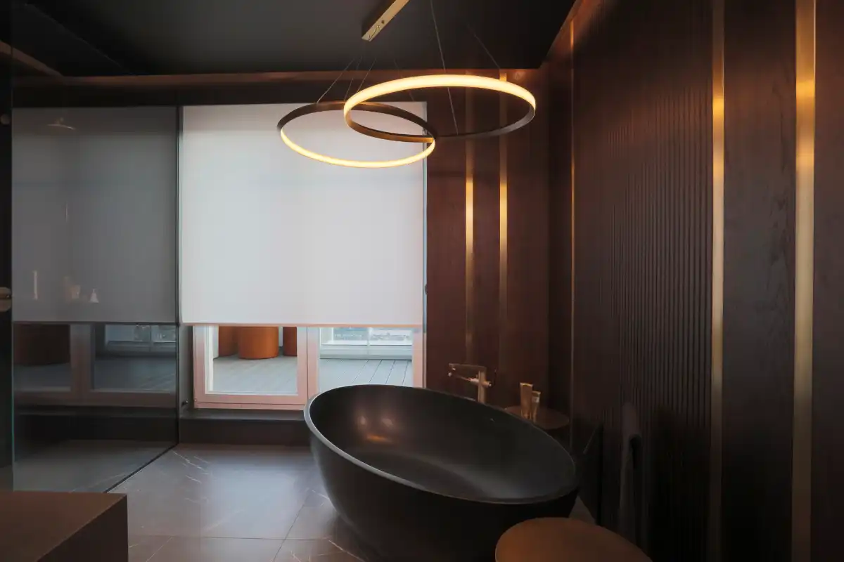 Innenjalousien für Fenster Modernes Badezimmer mit weißen Innenjalousien