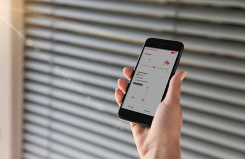 Smartphone mit App zur Steuerung von Sonnenschutzanlagen