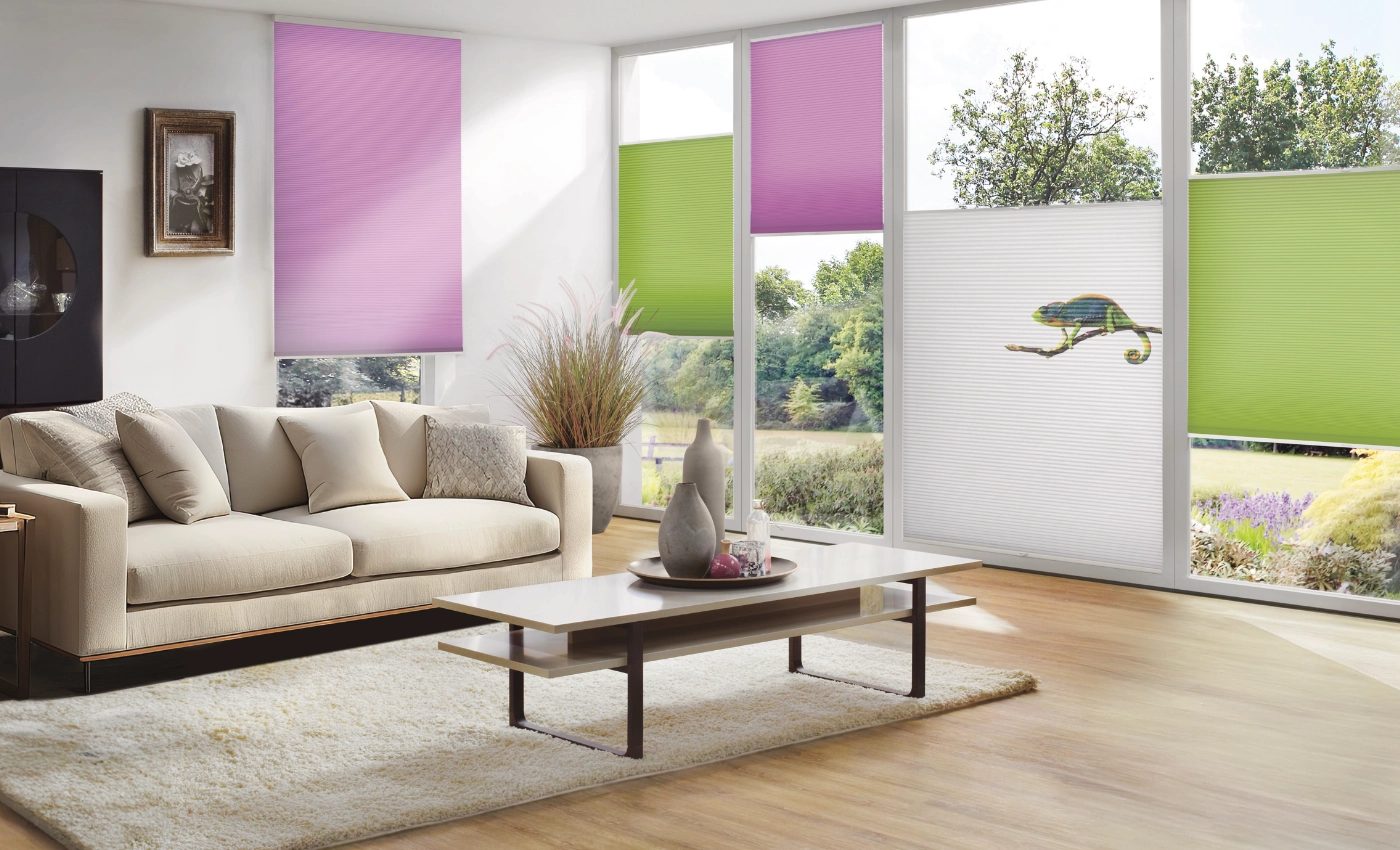 Wohnzimmer mit Plissees an den Fenstern