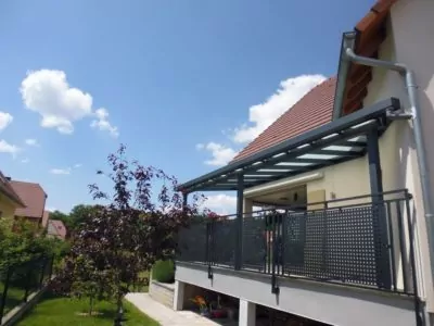 Balkonüberdachung und Garten