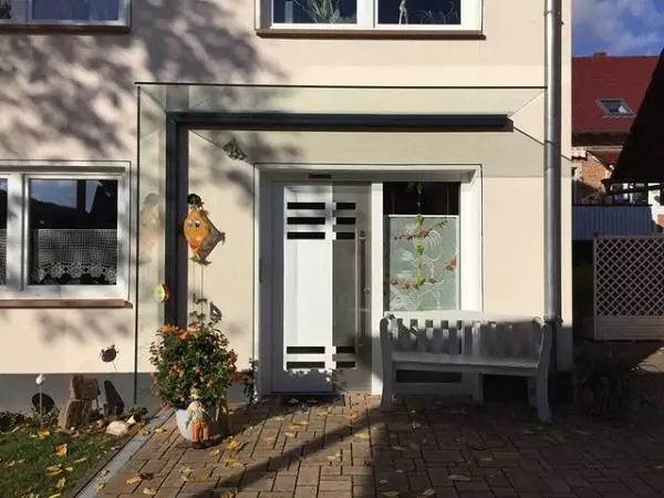 Vordach Seitenwindschutz