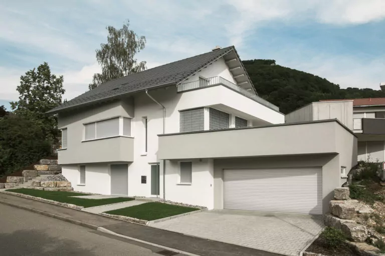 Garagenfenster an weißem Haus