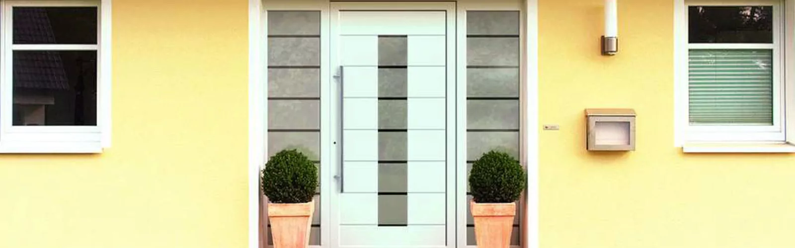 Weiße Tür an gelbem Haus