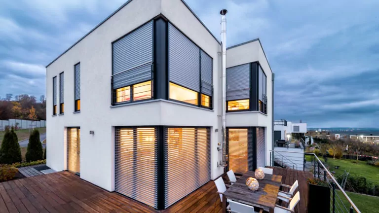 Rollladen an weißem Haus