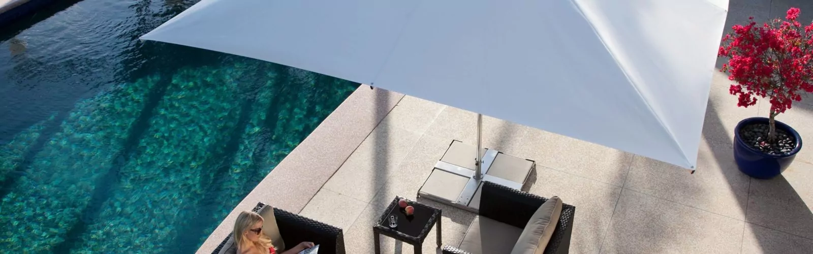 Weißer Sonnenschirm am Pool
