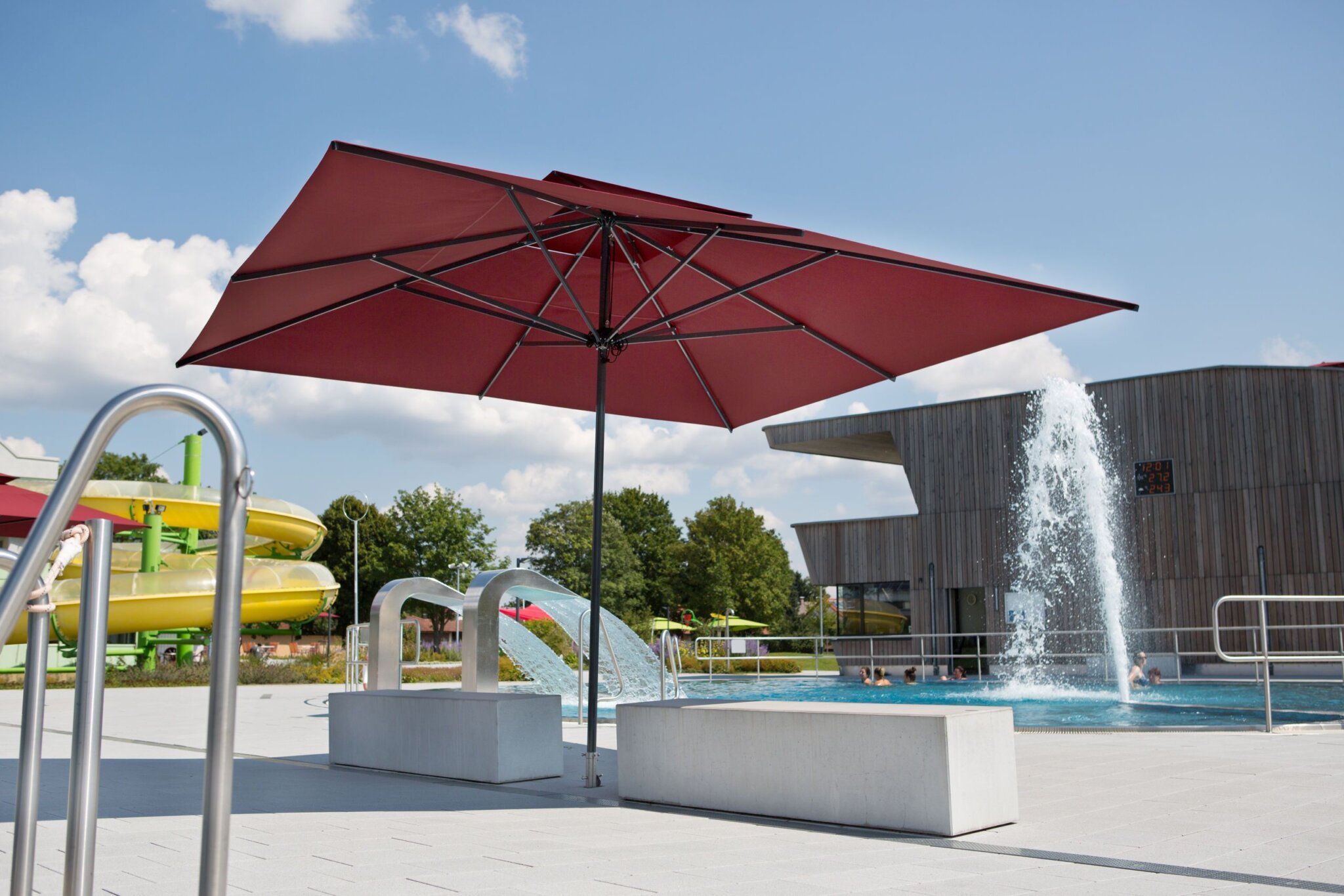 Roter Sonnenschirm Primus am Pool