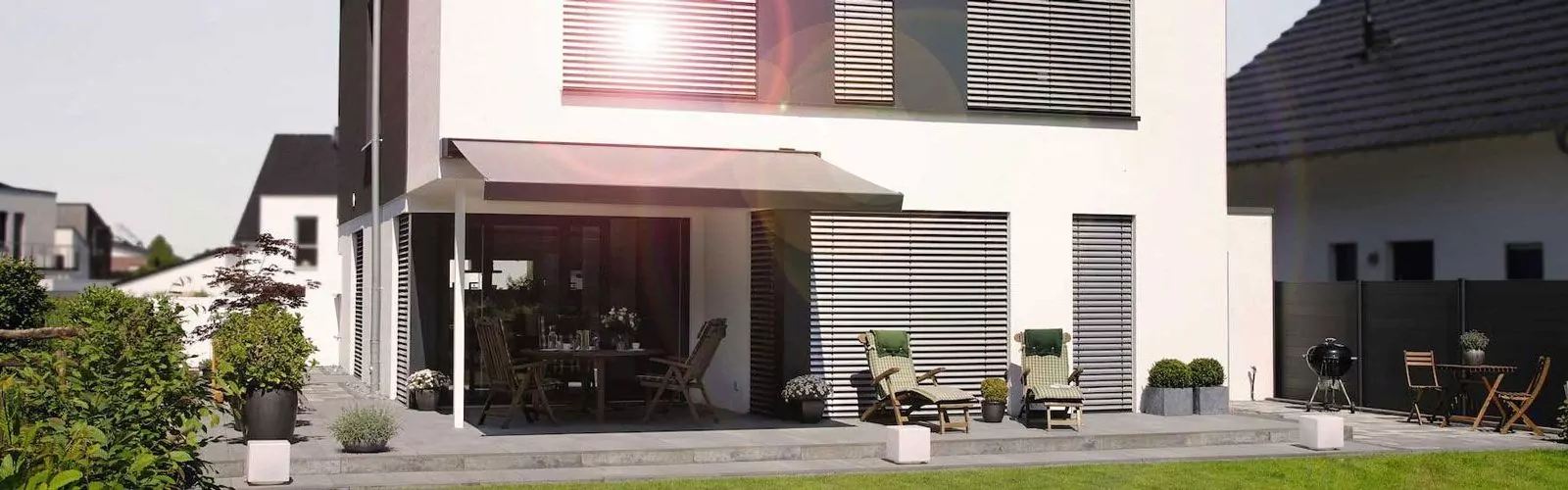 Terrassendach an weißem Haus