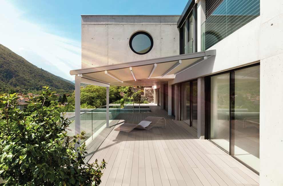 Überdachung an modernem hellen Haus