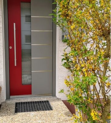 Hauseingang mit rot-grauer Aluminium-Haustür