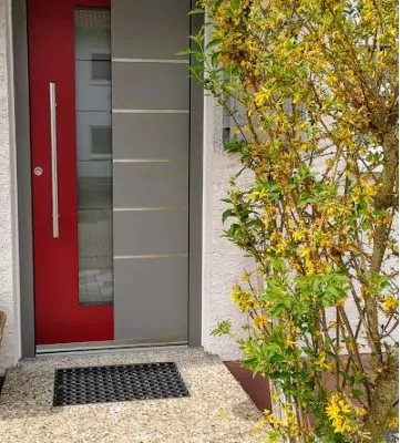 Hauseingang mit rot-grauer Aluminium-Haustür