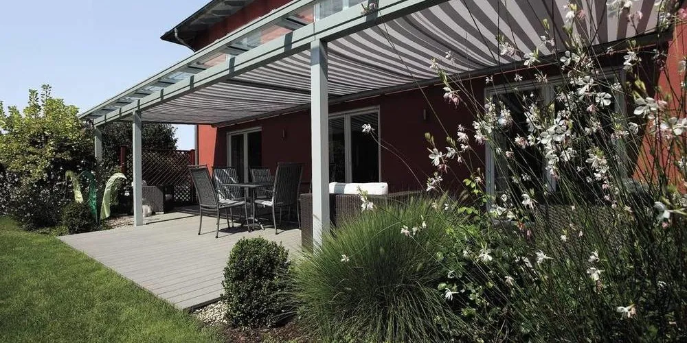 csm_WZI-Terrassendach_WZI_16160v1_1ce2ac31cd Terrassenüberdachung mit gestreifter Markise